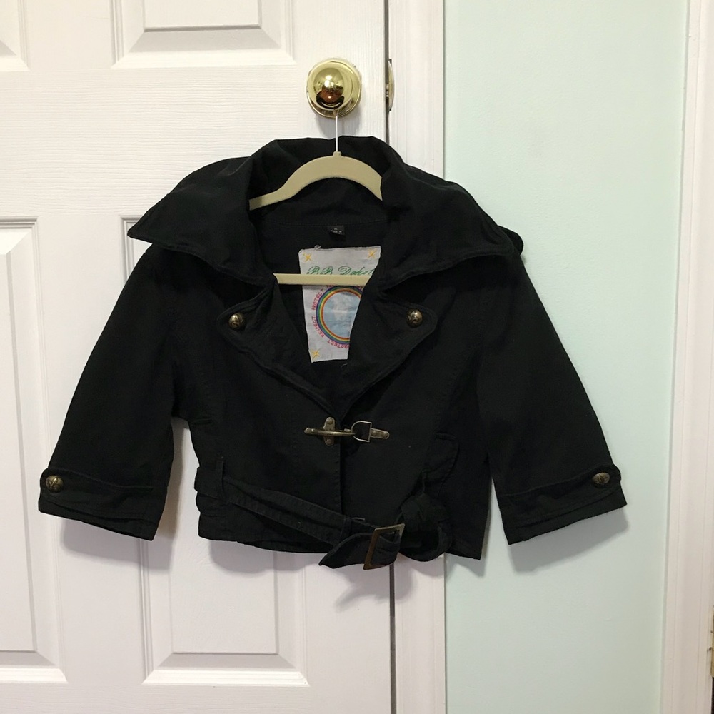 Cool short trench coat perfect for spring and fall